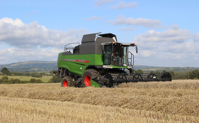 Fendt 5275C five straw walker, with 6.09 metre (20ft) free flow header. Fendt 5275C five straw walker, with 6.09 metre (20ft) free flow header.