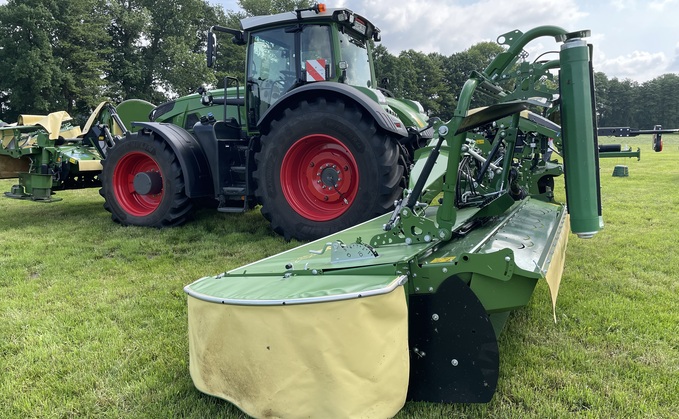Krone B1050 with wider working widths up to 10.45 meters. Krone B1050 with wider working widths up to 10.45 meters.